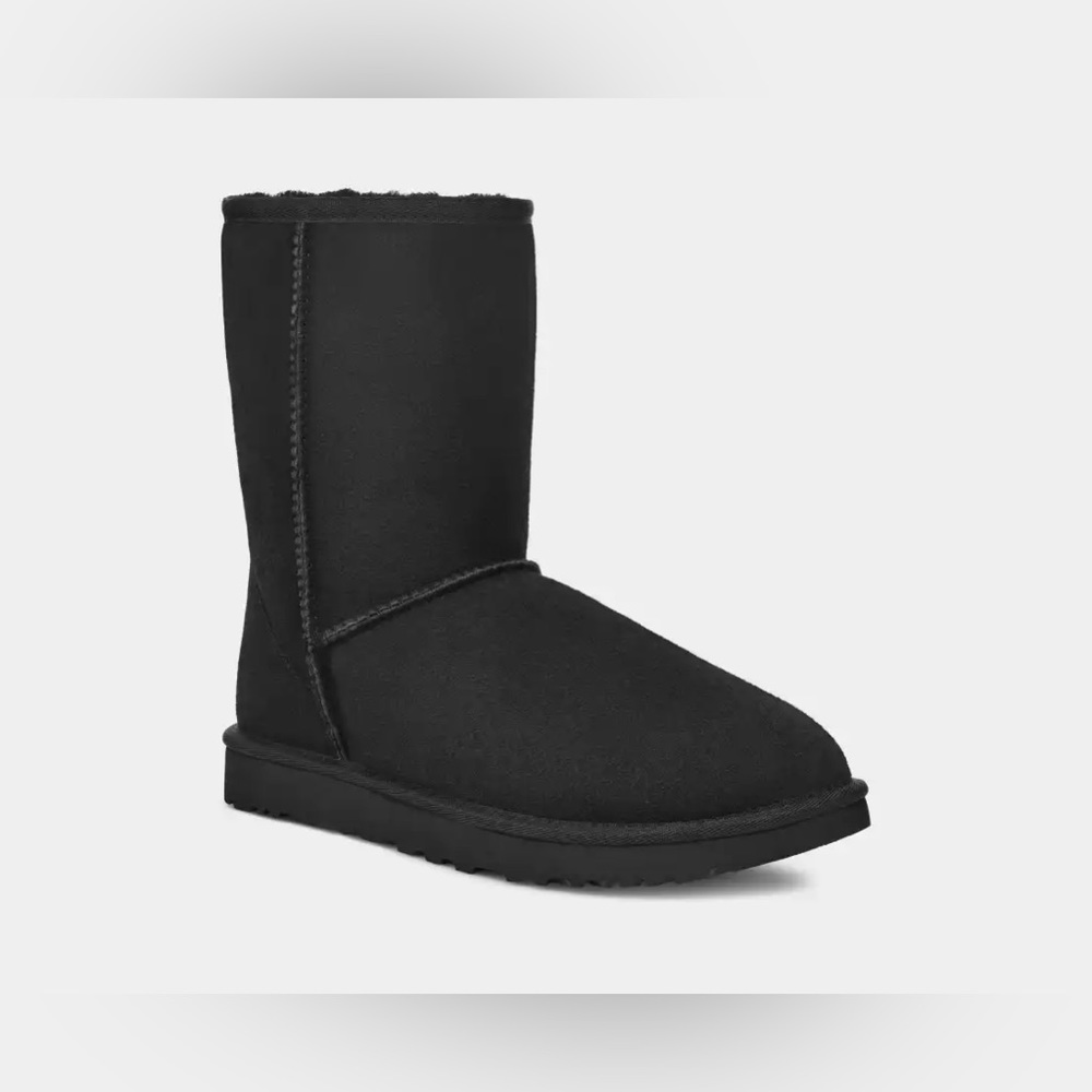 UGG
ITEM:CLASSIC SHORT II
COLOR: Black
SIZE: 6
